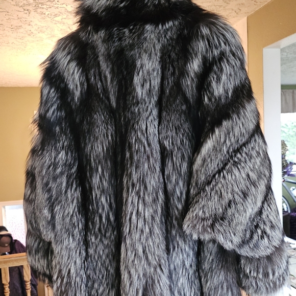I Magnin Crystal Silver and Black Fox Fur Coat - Picture 8 of 11